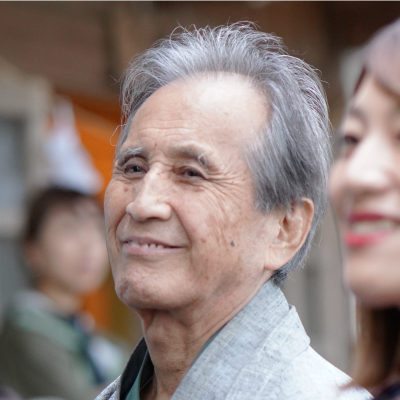 山本學近影